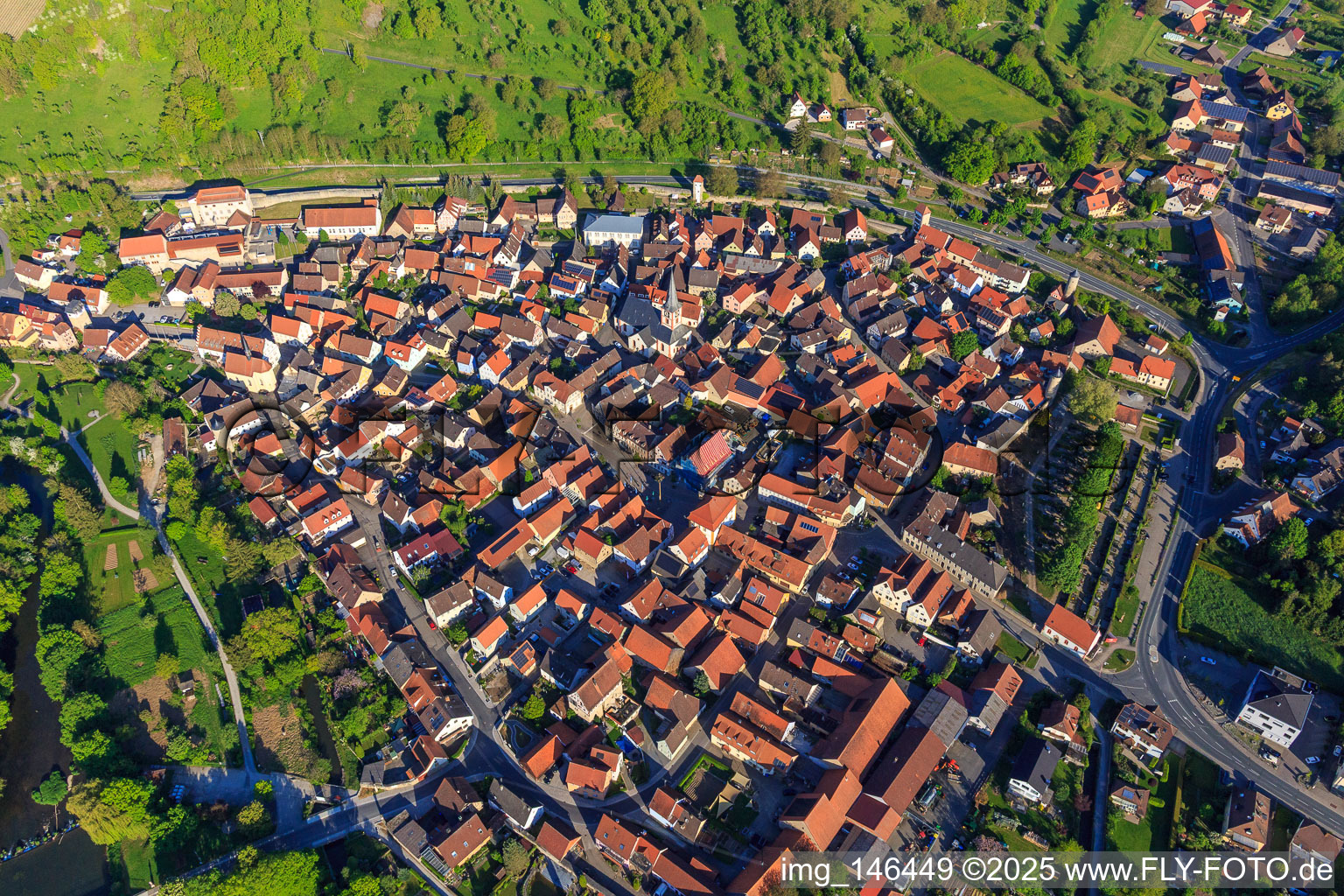 Vue aérienne de Remparts, vieille ville et place du marché vus de l'est à Röttingen dans le département Bavière, Allemagne