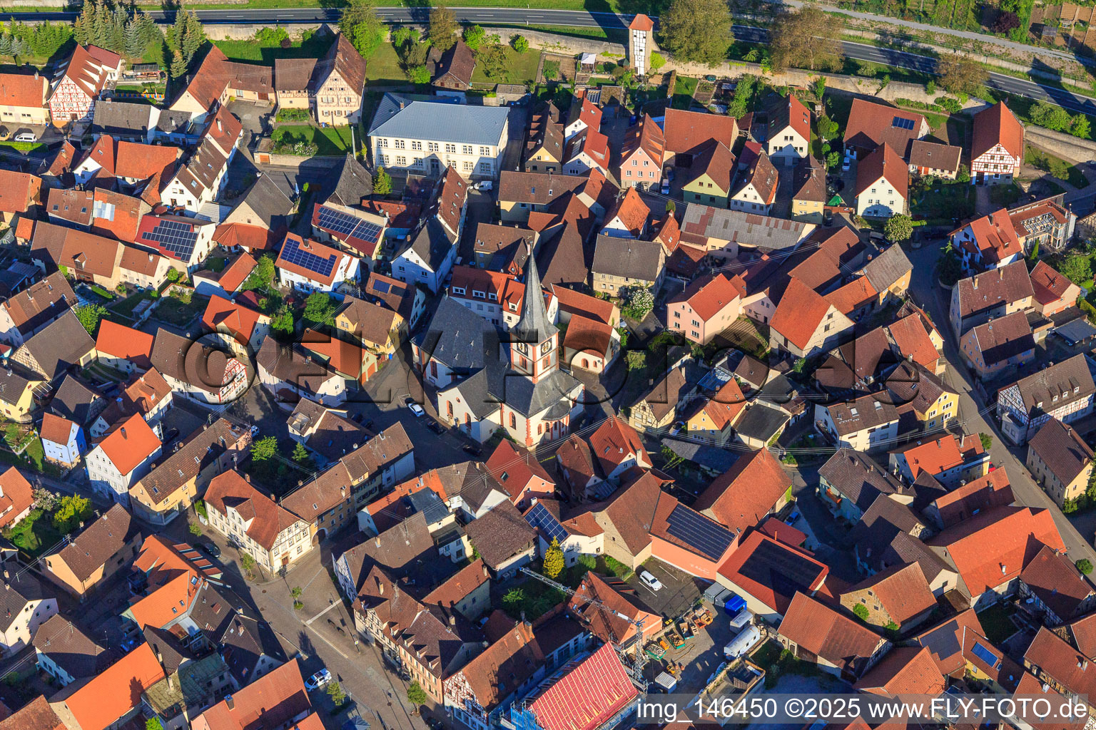 Photographie aérienne de L'église Saint-Kilian au centre du village à Röttingen dans le département Bavière, Allemagne