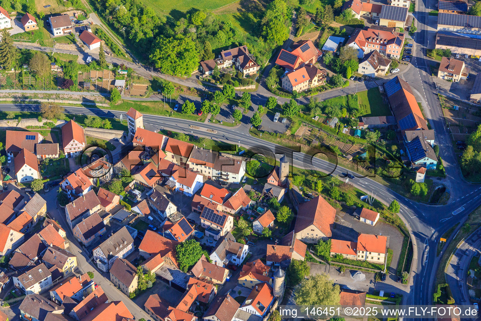 Vue aérienne de Tour d'escargot de l'ancien rempart de la ville près de l'Erbsengasse à Röttingen dans le département Bavière, Allemagne