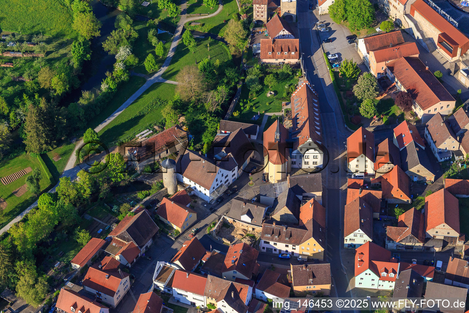 Vue aérienne de Abbaye Julius Echter et tour du moulin sur les remparts de la ville à Röttingen dans le département Bavière, Allemagne