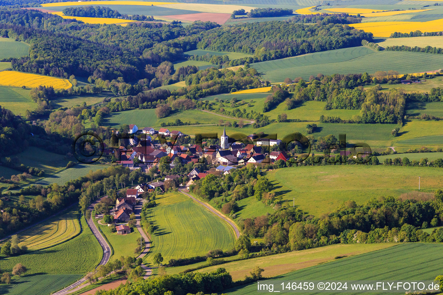 Vue aérienne de Vue du village depuis le nord le matin à le quartier Niederrimbach in Creglingen dans le département Bade-Wurtemberg, Allemagne