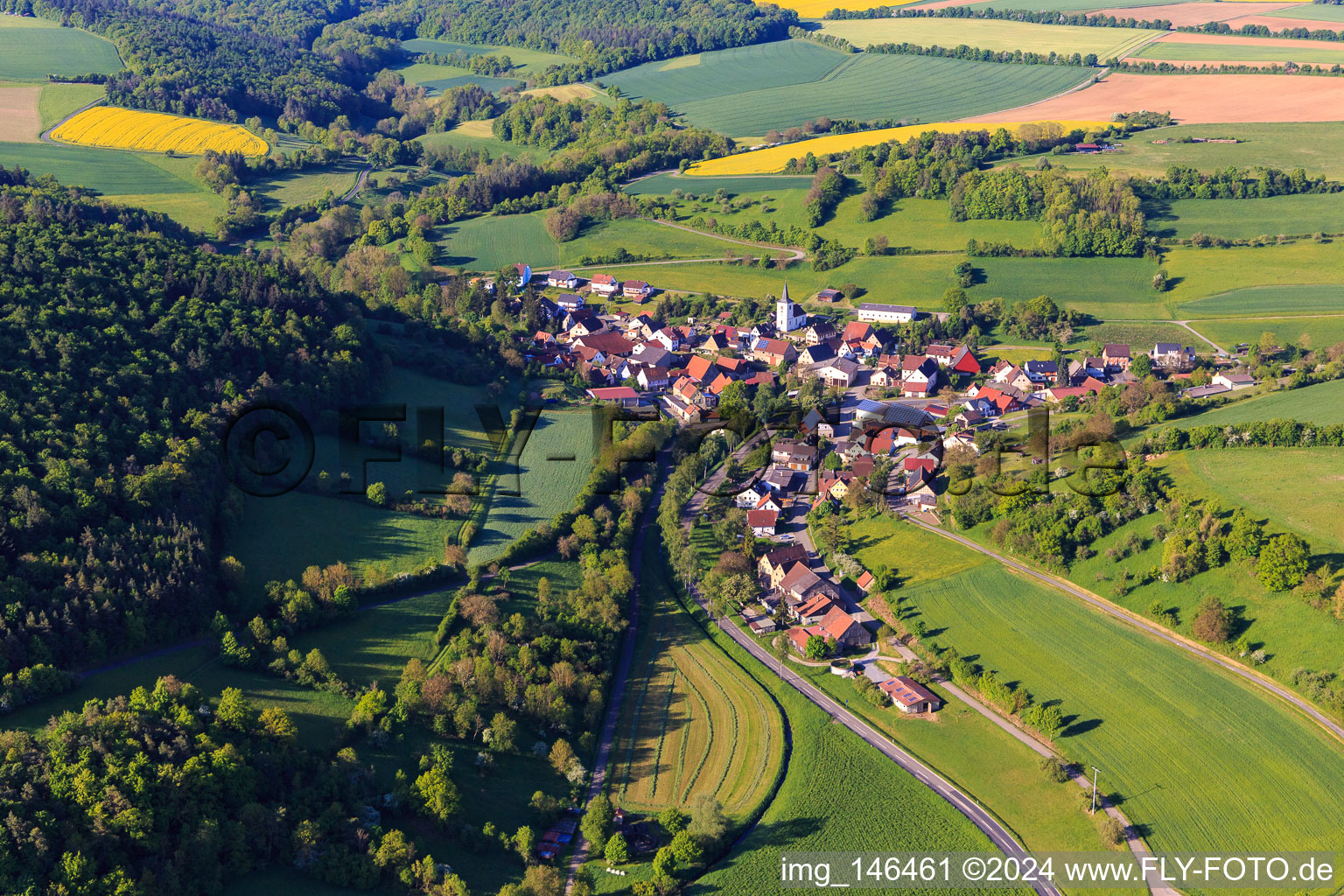 Vue aérienne de Vue du village depuis le nord le matin à le quartier Niederrimbach in Creglingen dans le département Bade-Wurtemberg, Allemagne