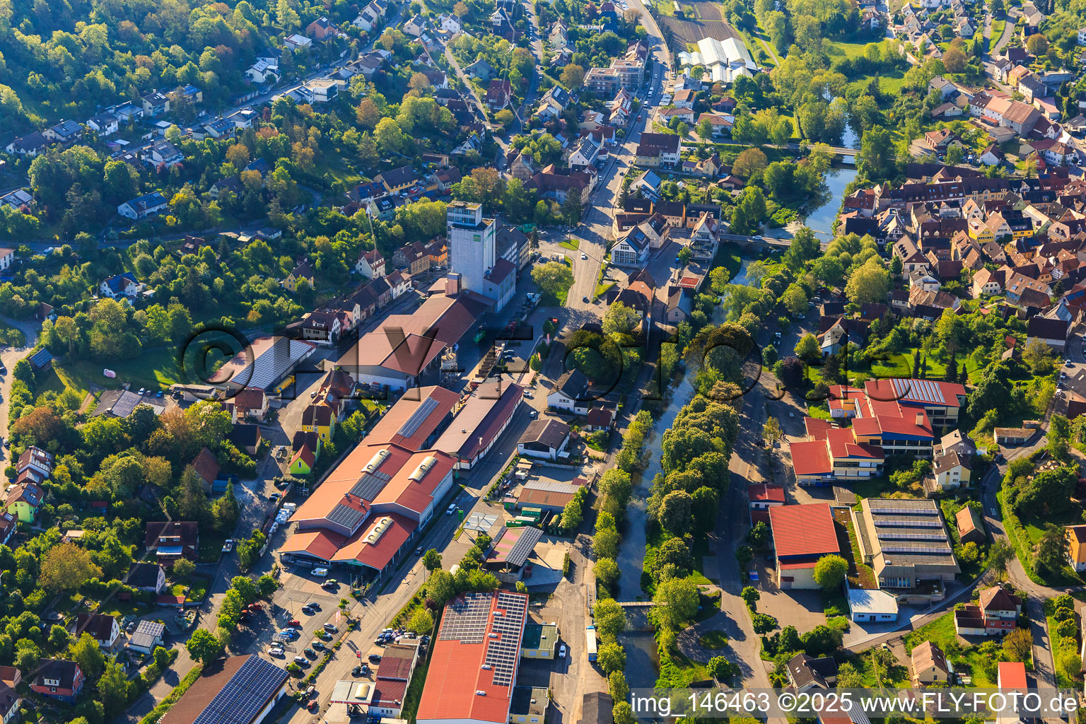 Vue aérienne de BAG - Raiffeisen - eG Entrepôt agricole au bord de la Tauber à Creglingen dans le département Bade-Wurtemberg, Allemagne