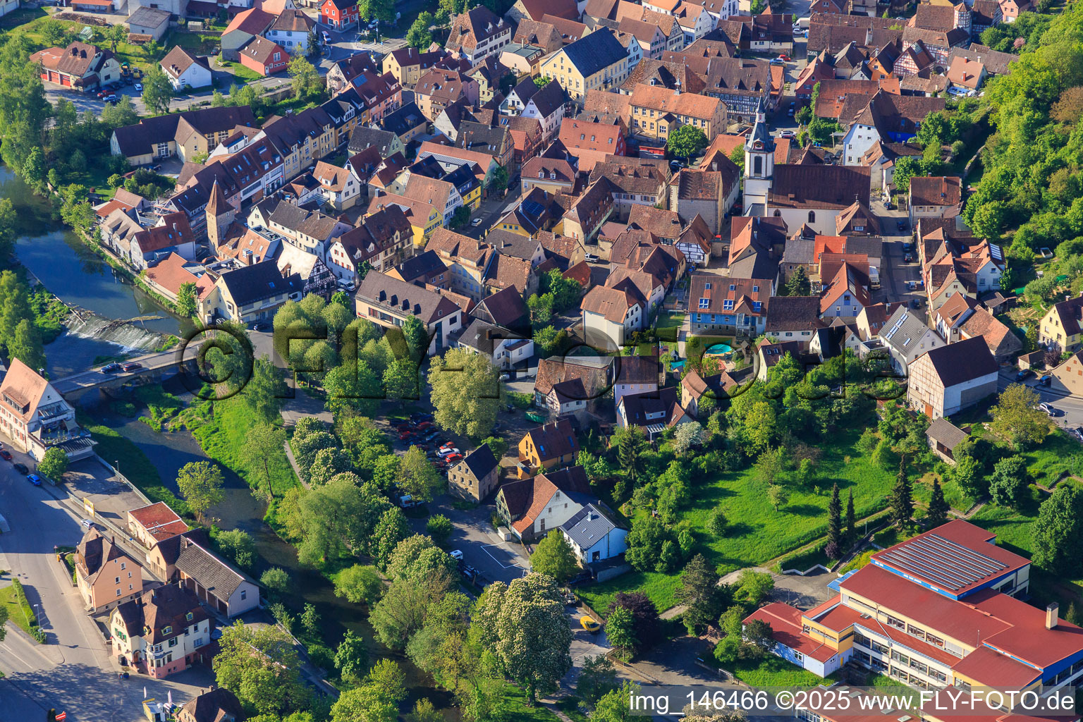 Vue aérienne de Vieille ville vue du nord le matin avec la Schlosserturm, l'église Saint-Pierre-et-Paul et la Tauberturm à Creglingen dans le département Bade-Wurtemberg, Allemagne