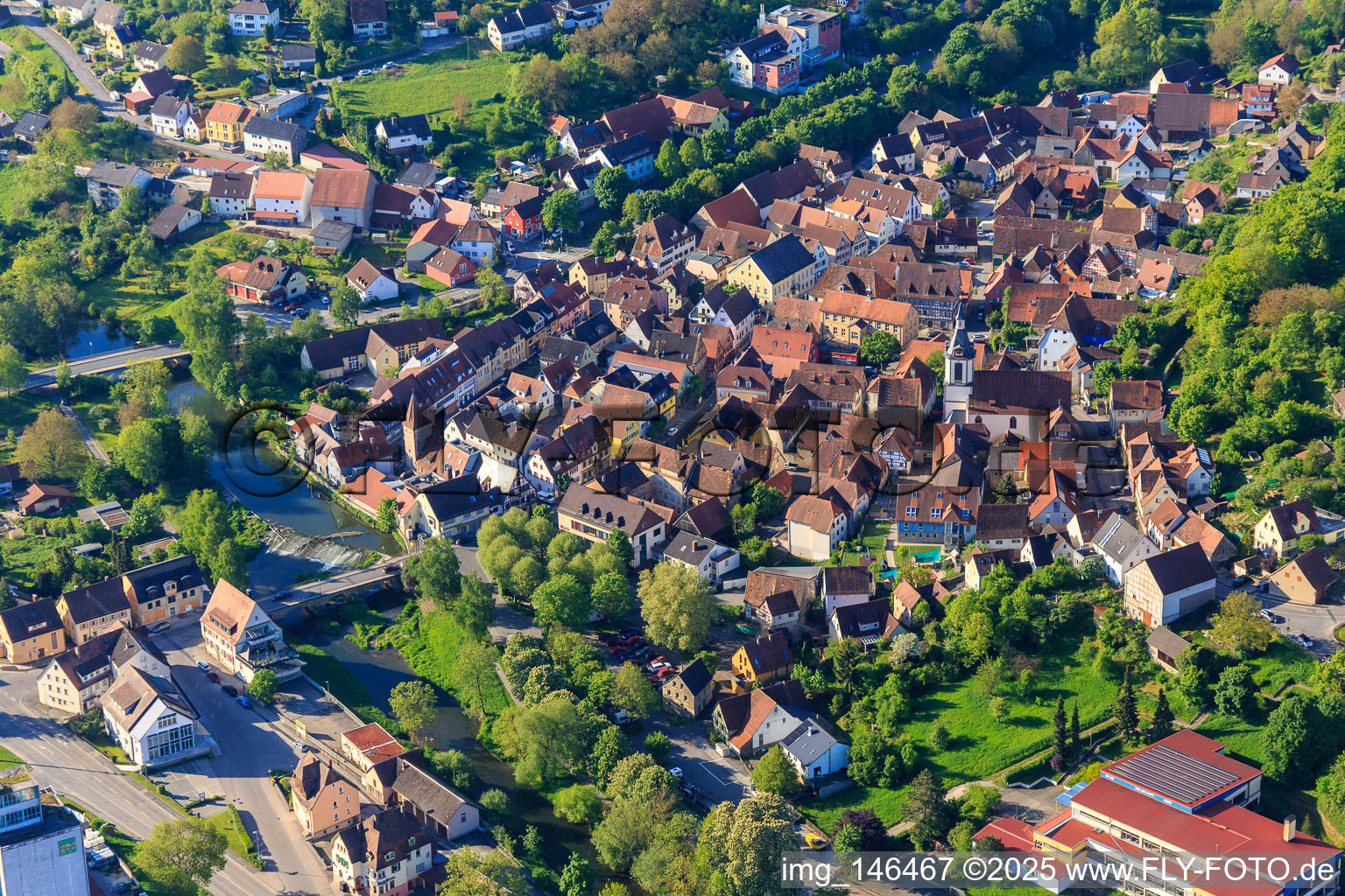 Vue aérienne de Vieille ville vue du nord le matin avec la Schlosserturm, l'église Saint-Pierre-et-Paul et la Tauberturm à Creglingen dans le département Bade-Wurtemberg, Allemagne