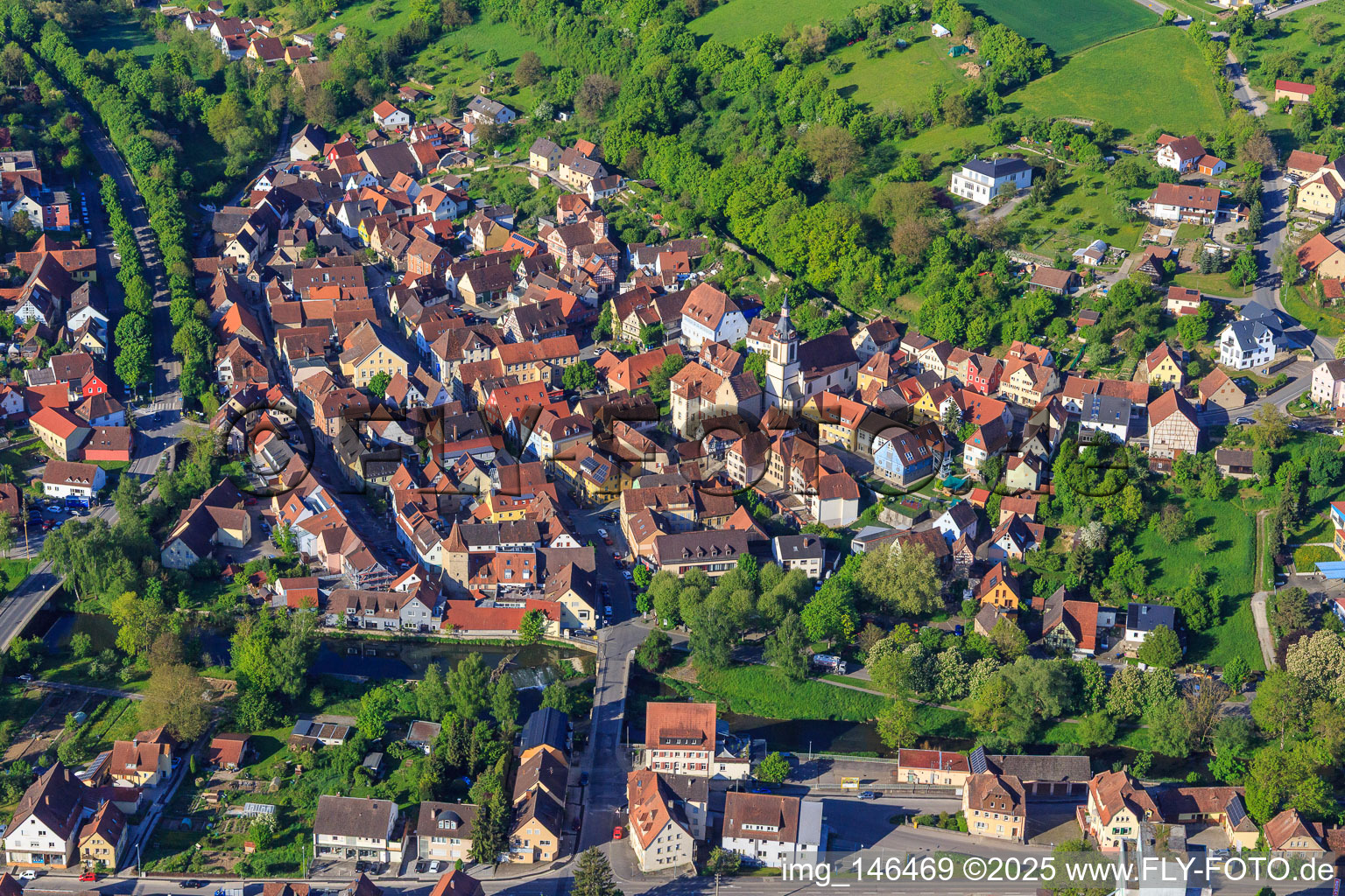 Vue aérienne de Vieille ville vue du nord-est le matin avec Schlosserturm, l'église Saint-Pierre-et-Paul et la Tauberturm à Creglingen dans le département Bade-Wurtemberg, Allemagne
