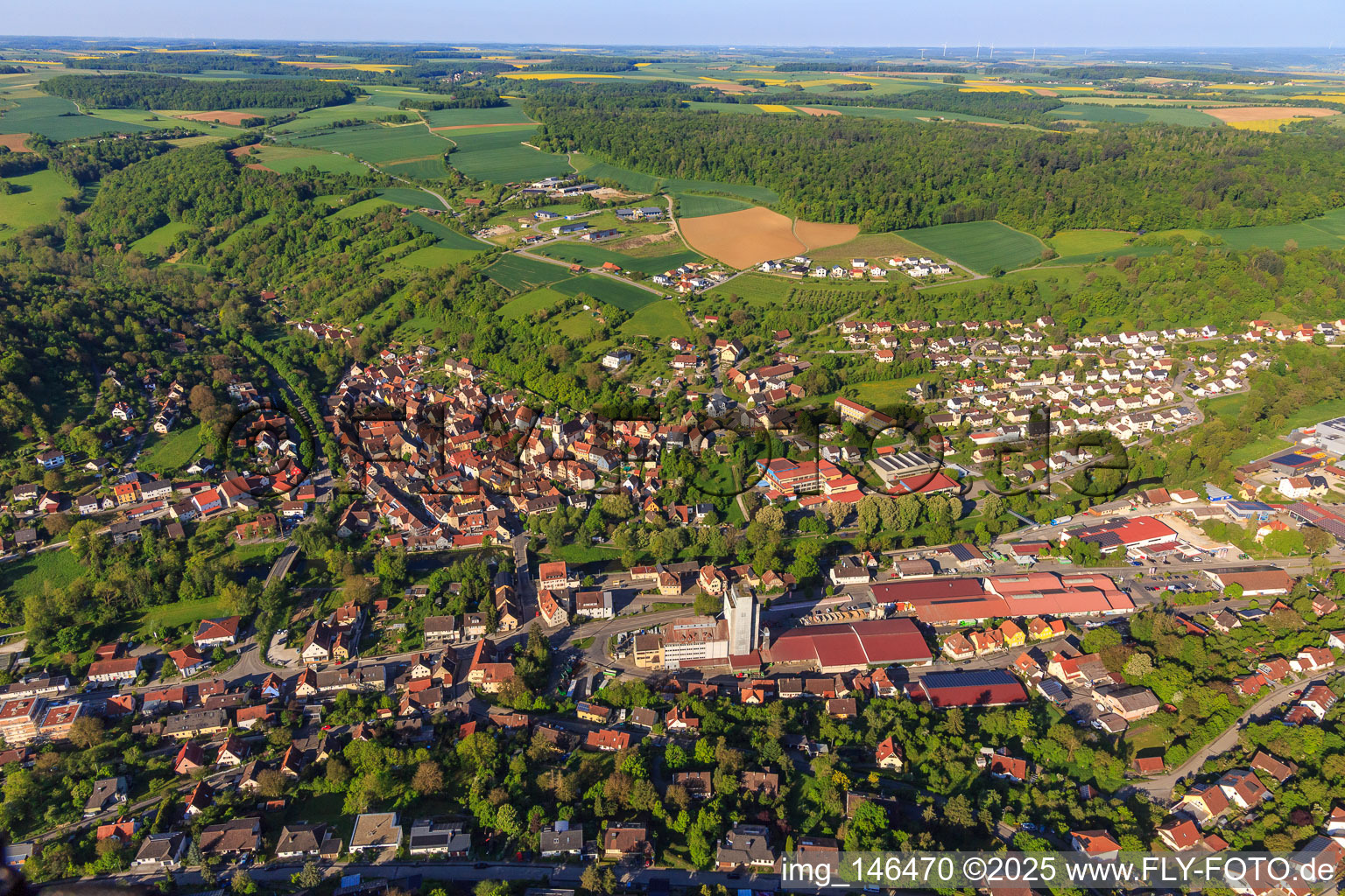 Vue aérienne de Vue d'ensemble de la vallée de la Tauber depuis le nord-est le matin à Creglingen dans le département Bade-Wurtemberg, Allemagne