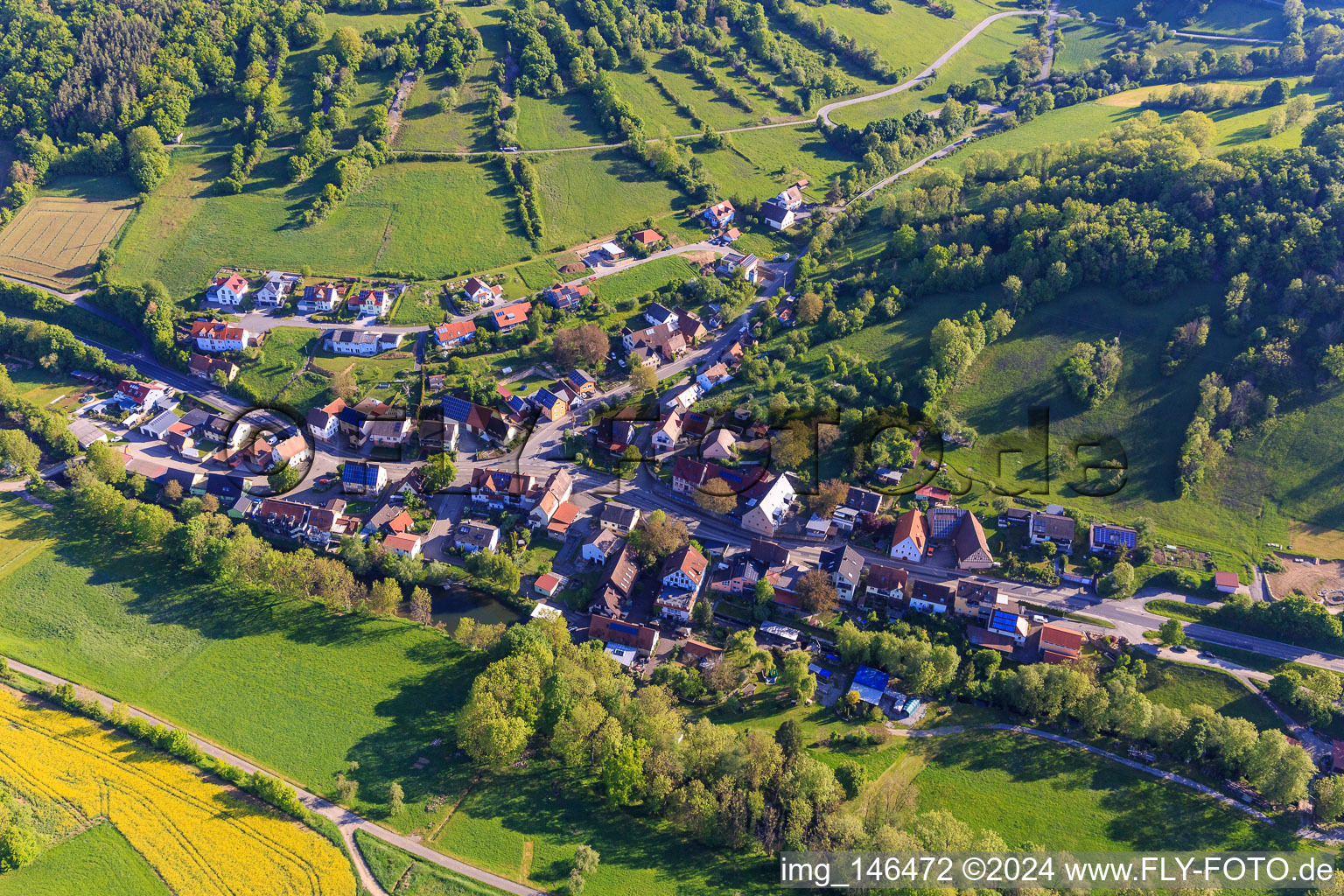 Vue aérienne de Vue du village dans le charmant Taubertal le matin depuis le sud-ouest à le quartier Craintal in Creglingen dans le département Bade-Wurtemberg, Allemagne