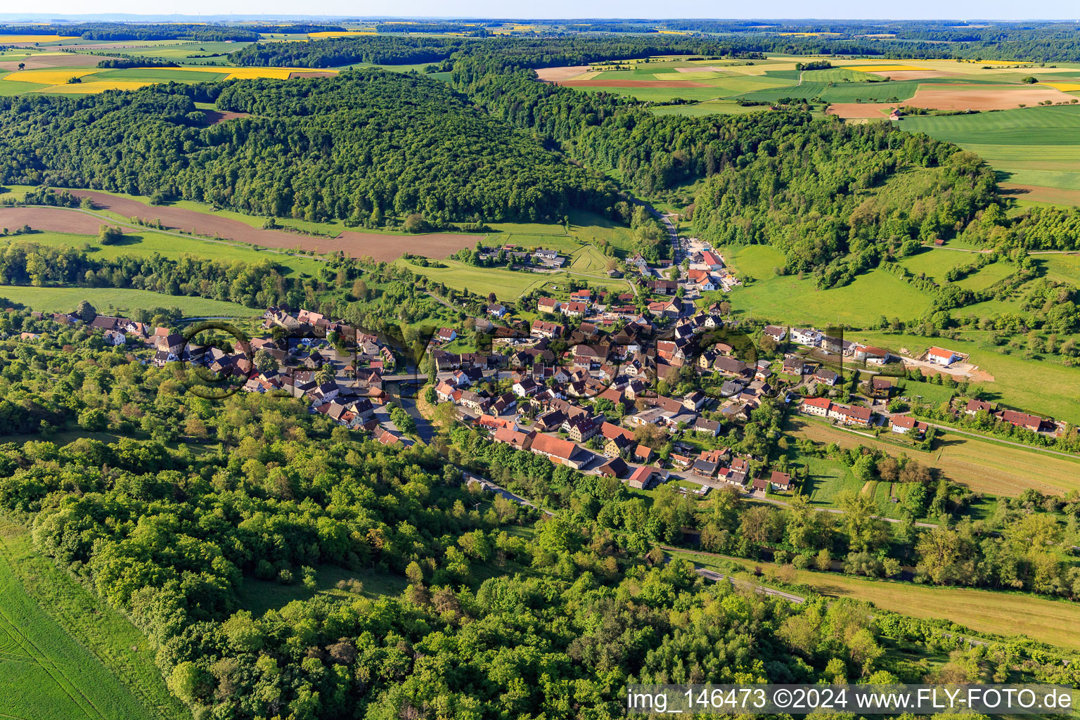 Vue aérienne de Vue du village dans le charmant Taubertal le matin depuis le nord-ouest à le quartier Archshofen in Creglingen dans le département Bade-Wurtemberg, Allemagne