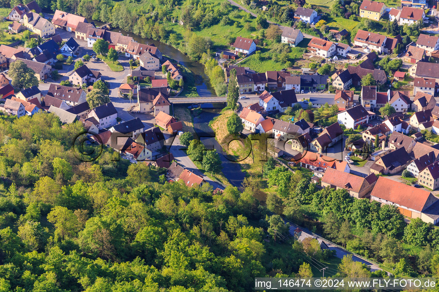 Vue aérienne de Pont de la Tauber le matin depuis le nord-ouest à le quartier Archshofen in Creglingen dans le département Bade-Wurtemberg, Allemagne