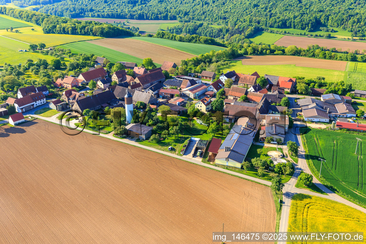 Vue aérienne de Quartier d'Erdbach avec l'élevage de chevaux et le centre équestre Ponyhof Erdbach Fjord à le quartier Schön in Creglingen dans le département Bade-Wurtemberg, Allemagne