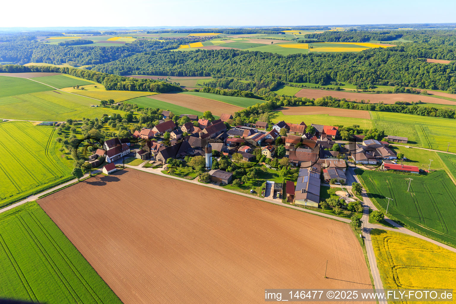 Vue aérienne de Quartier d'Erdbach avec l'élevage de chevaux et le centre équestre Ponyhof Erdbach Fjord à le quartier Schön in Creglingen dans le département Bade-Wurtemberg, Allemagne