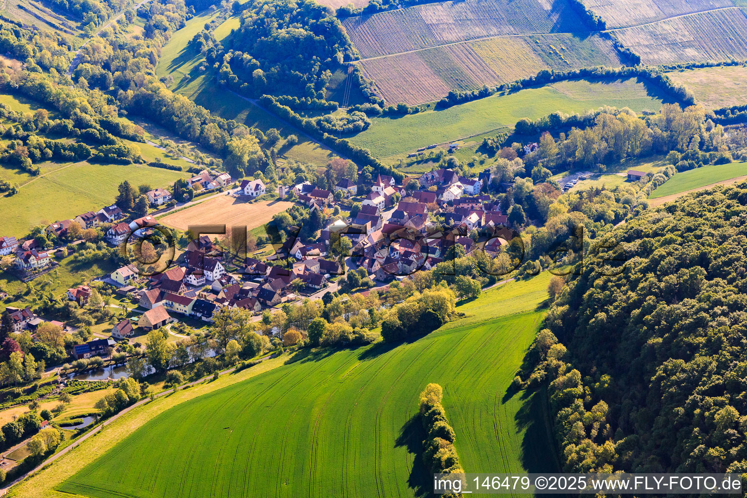 Vue aérienne de Vue du village dans le charmant Taubertal le matin depuis l'ouest à le quartier Tauberzell in Adelshofen dans le département Bavière, Allemagne