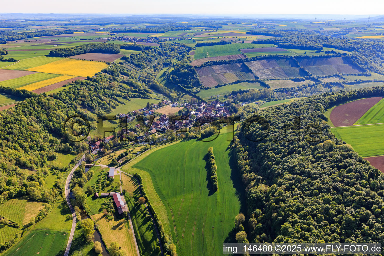 Vue aérienne de Vue d'ensemble du village dans le charmant Taubertal avec vignoble Tauberzell le matin depuis l'ouest à le quartier Tauberzell in Adelshofen dans le département Bavière, Allemagne