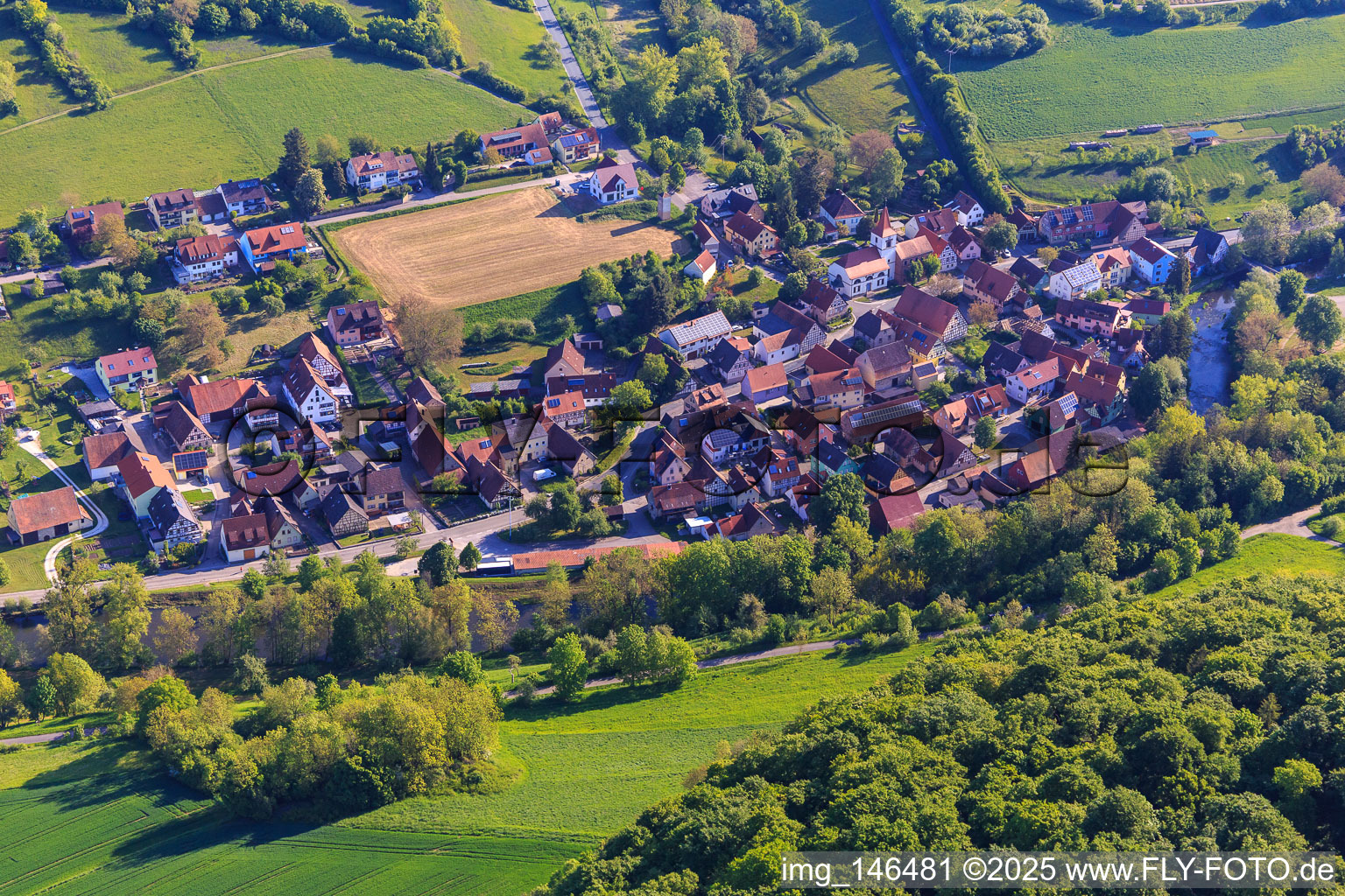 Vue aérienne de Vue du village dans le charmant Taubertal le matin depuis le sud-ouest à le quartier Tauberzell in Adelshofen dans le département Bavière, Allemagne