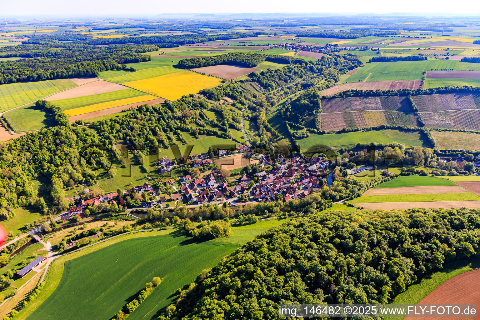 Vue aérienne de Vue d'ensemble du village dans le charmant Taubertal avec vignoble Tauberzell le matin depuis le sud-ouest à le quartier Tauberzell in Adelshofen dans le département Bavière, Allemagne