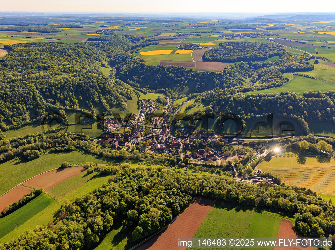 Vue aérienne de Vue d'ensemble du village dans le charmant Taubertal le matin depuis le sud-ouest à le quartier Tauberscheckenbach in Adelshofen dans le département Bavière, Allemagne