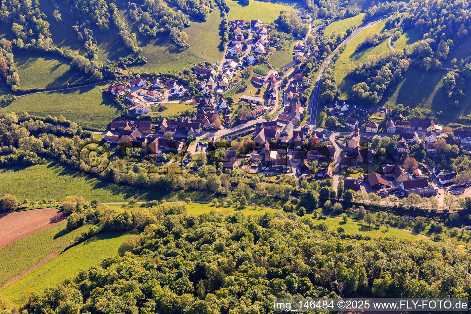 Vue aérienne de Vue du village dans le charmant Taubertal le matin depuis l'ouest à le quartier Tauberscheckenbach in Adelshofen dans le département Bavière, Allemagne