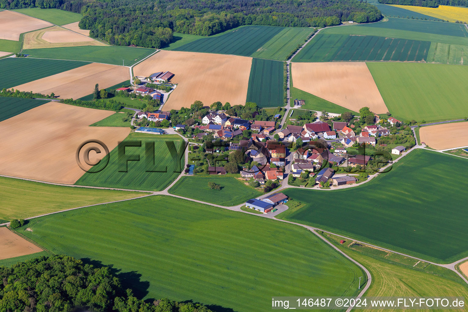 Vue aérienne de Vue du village le matin depuis l'est à le quartier Schonach in Creglingen dans le département Bade-Wurtemberg, Allemagne