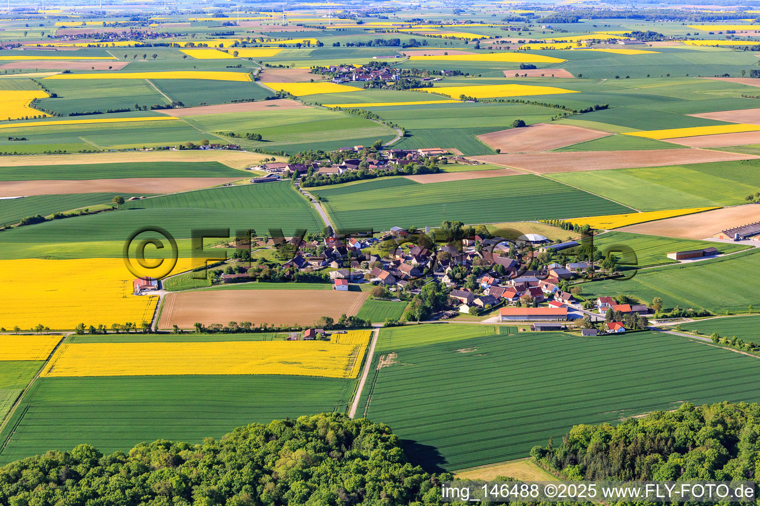Vue aérienne de Vue du village le matin depuis le nord à le quartier Wolfsbuch in Creglingen dans le département Bade-Wurtemberg, Allemagne