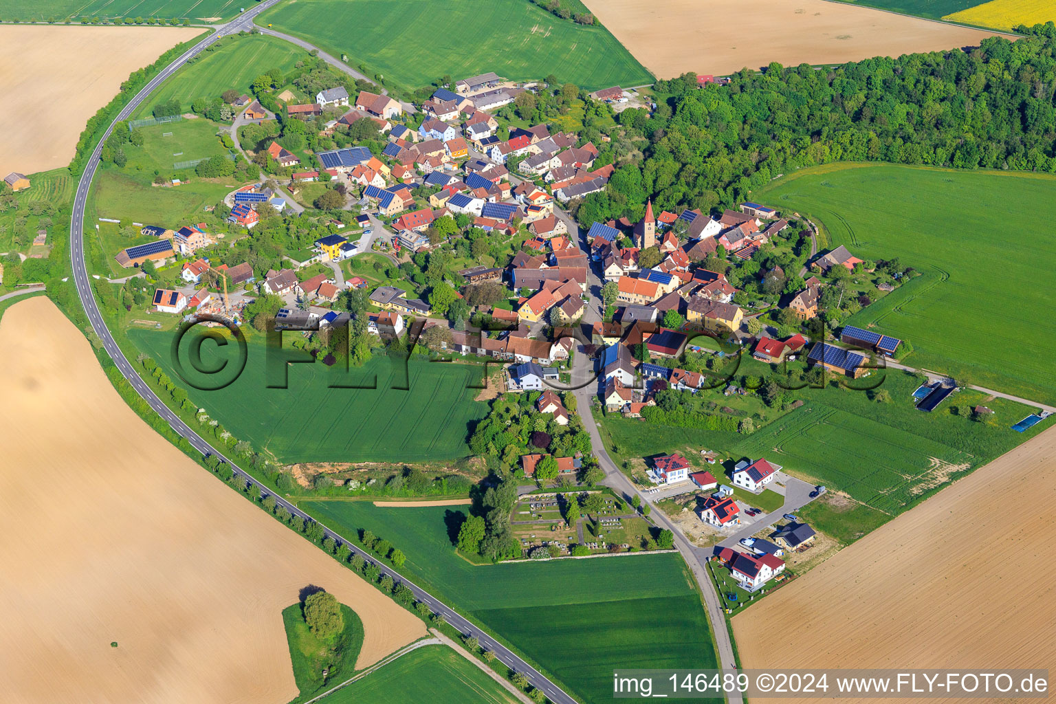 Vue aérienne de Vue du village le matin depuis le sud-est à le quartier Finsterlohr in Creglingen dans le département Bade-Wurtemberg, Allemagne
