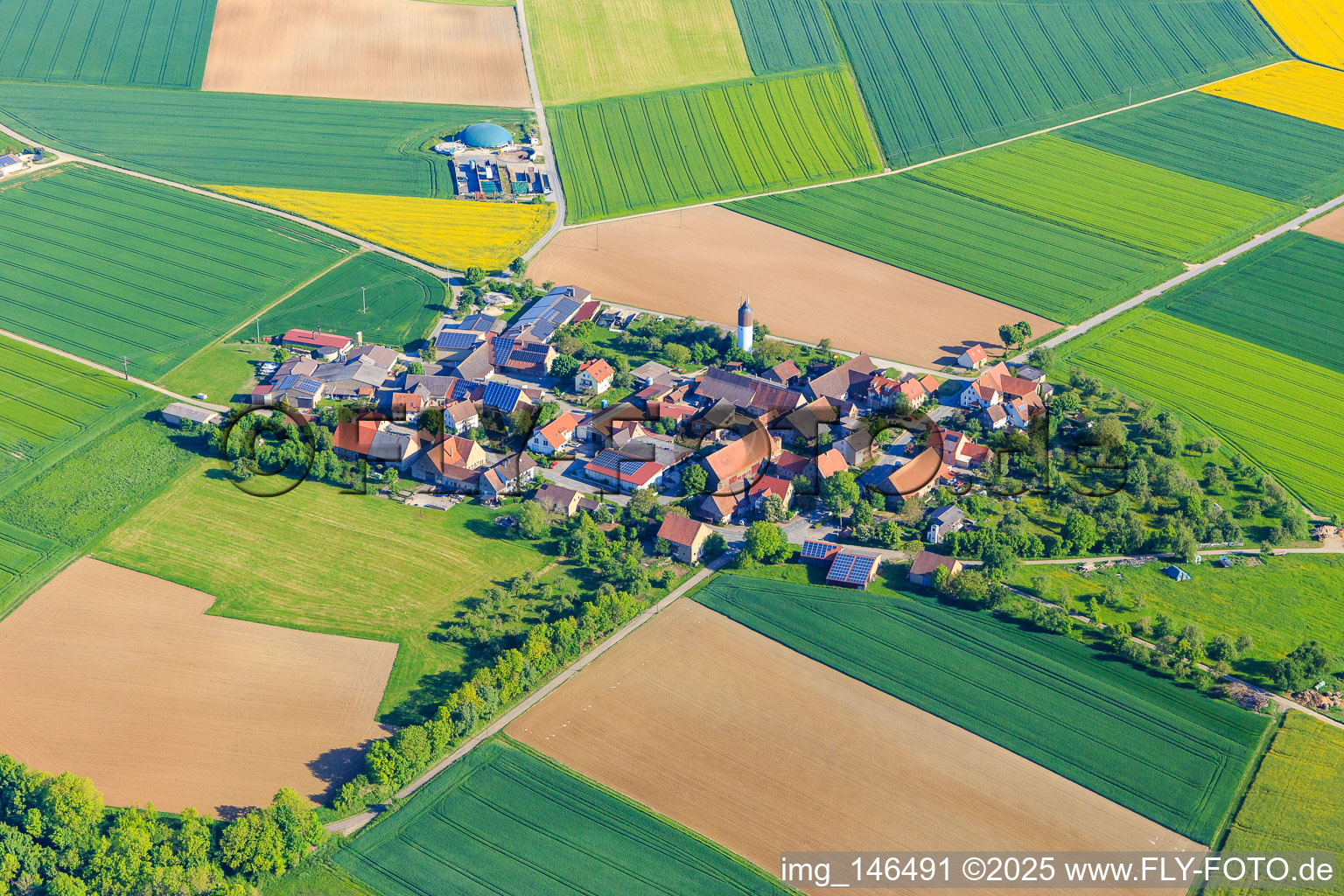 Vue aérienne de Quartier d'Erdbach vu du sud-est avec l'élevage de chevaux et le centre équestre Ponyhof Erdbach Fjord à le quartier Schön in Creglingen dans le département Bade-Wurtemberg, Allemagne