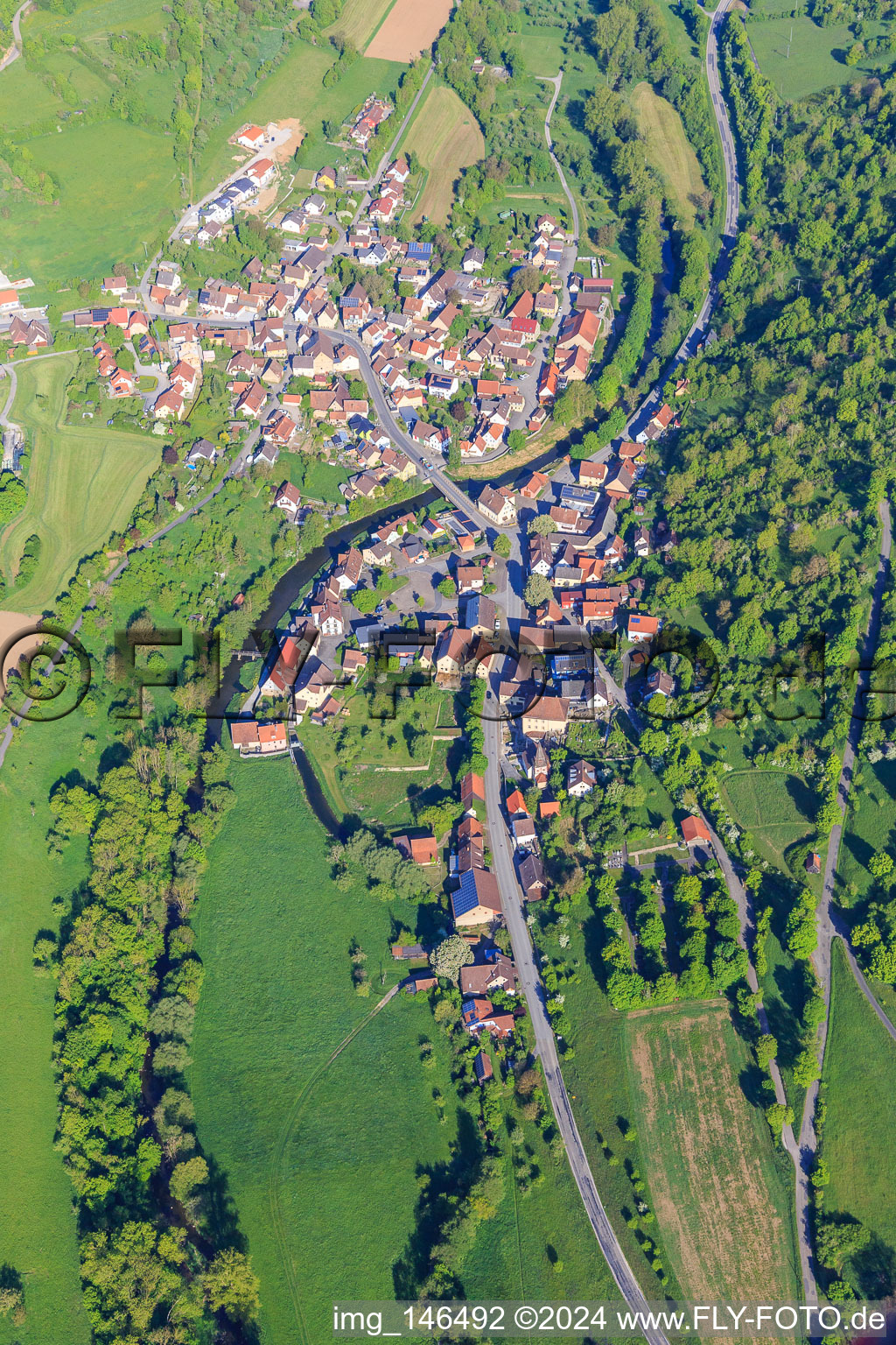 Vue aérienne de Vue du village de la charmante Tauberta le matin depuis le sud-est à le quartier Archshofen in Creglingen dans le département Bade-Wurtemberg, Allemagne