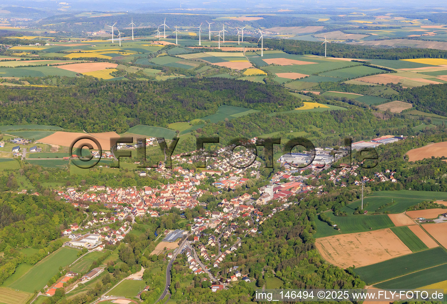 Vue aérienne de Vue d'ensemble du charmant Taubertal le matin depuis le sud-est à Creglingen dans le département Bade-Wurtemberg, Allemagne