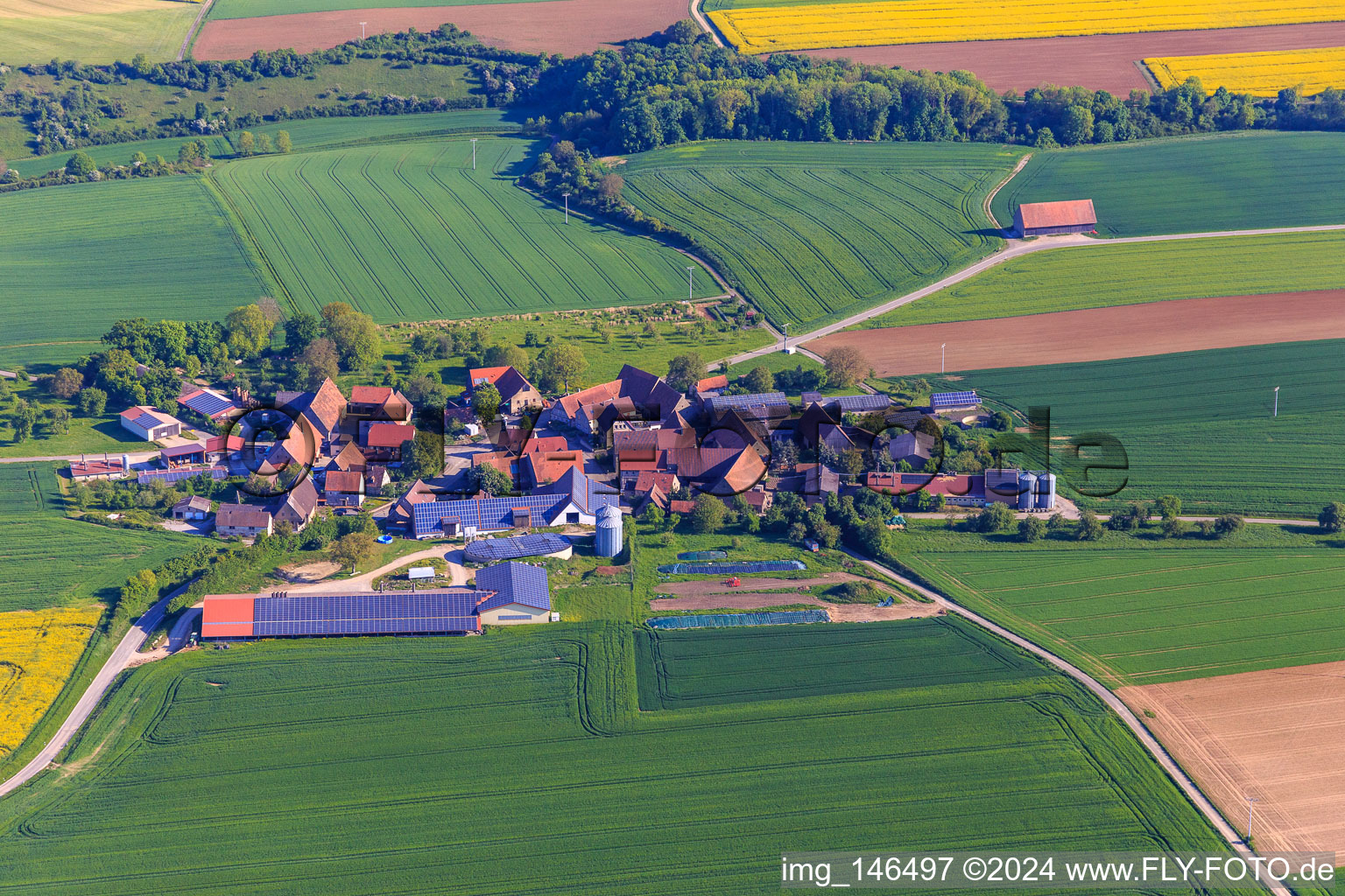 Vue aérienne de Vue du village le matin depuis le sud à le quartier Schirmbach in Creglingen dans le département Bade-Wurtemberg, Allemagne
