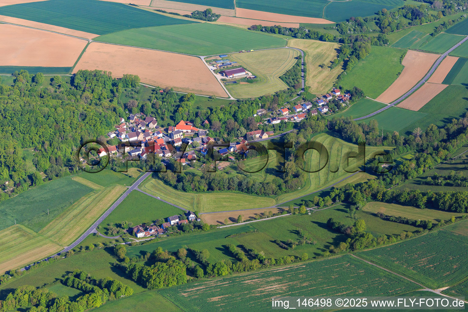 Vue aérienne de Vue du village le matin depuis le sud à le quartier Klingen in Bieberehren dans le département Bavière, Allemagne