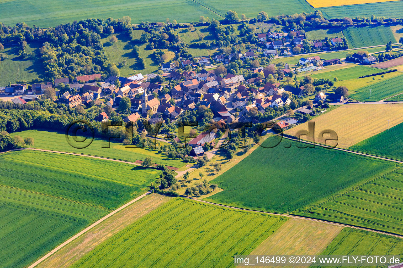 Vue aérienne de Vue du village le matin depuis le sud-ouest à le quartier Reinsbronn in Creglingen dans le département Bade-Wurtemberg, Allemagne
