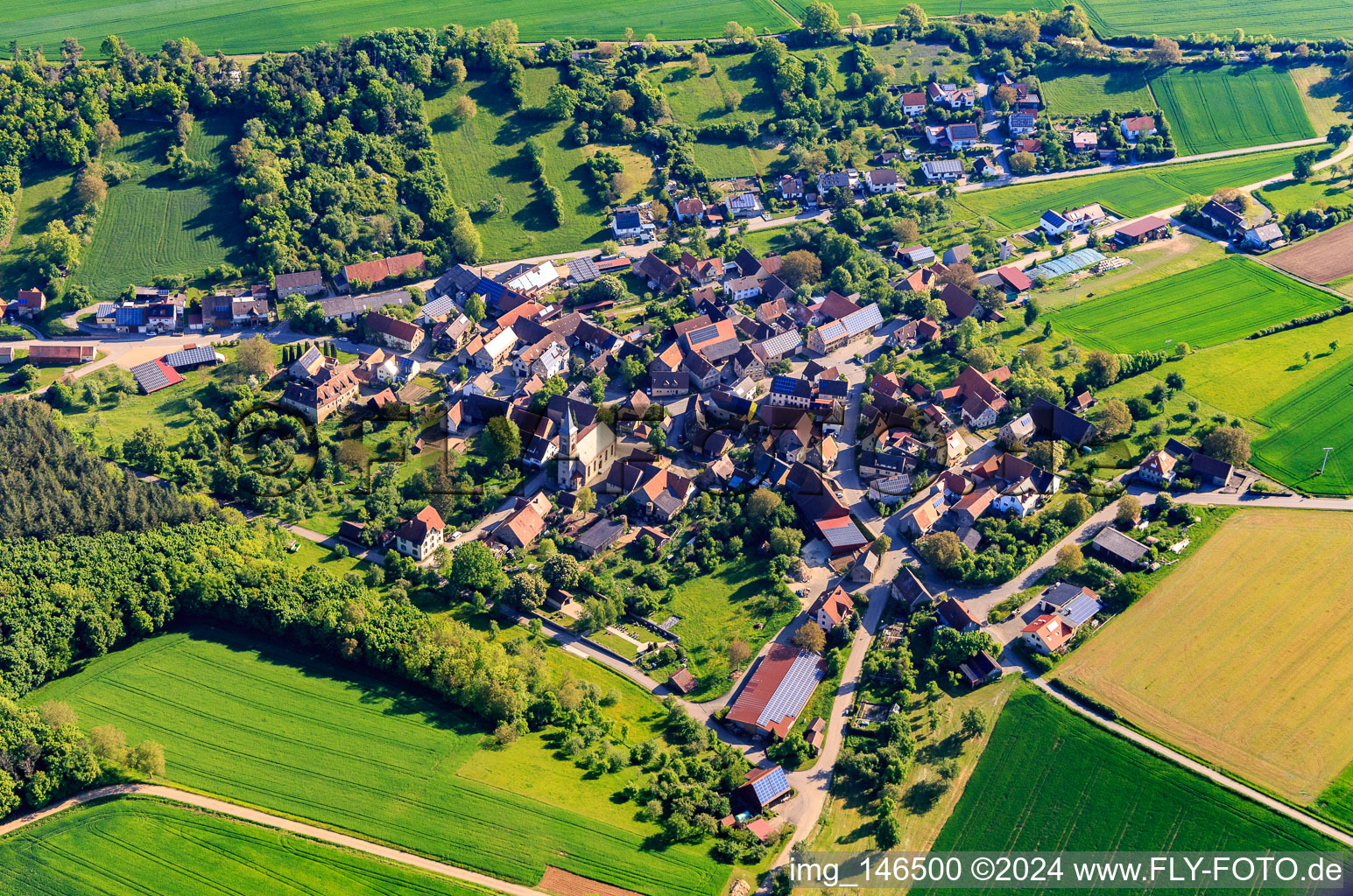 Vue aérienne de Vue d'ensemble du village le matin depuis le sud-ouest à le quartier Reinsbronn in Creglingen dans le département Bade-Wurtemberg, Allemagne