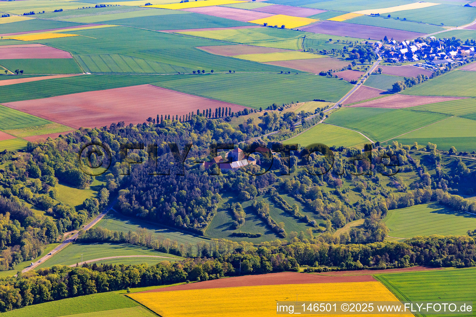 Vue aérienne de Château de Brauneck avec toit photovoltaïque à le quartier Niedersteinach in Creglingen dans le département Bade-Wurtemberg, Allemagne