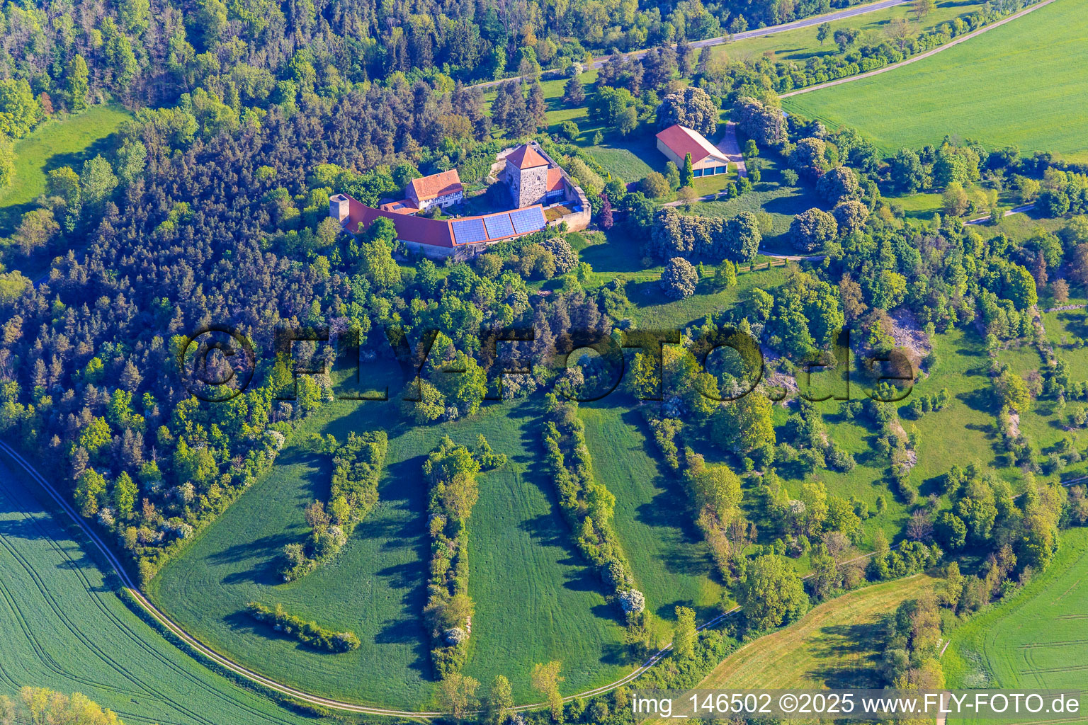 Vue aérienne de Château de Brauneck avec toit photovoltaïque à le quartier Niedersteinach in Creglingen dans le département Bade-Wurtemberg, Allemagne