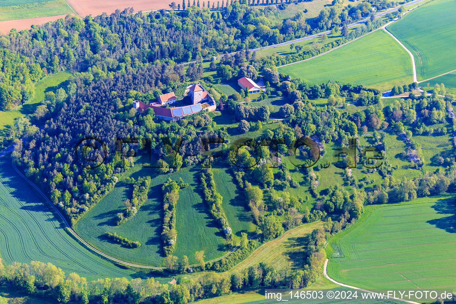 Photographie aérienne de Château de Brauneck avec toit photovoltaïque à le quartier Niedersteinach in Creglingen dans le département Bade-Wurtemberg, Allemagne