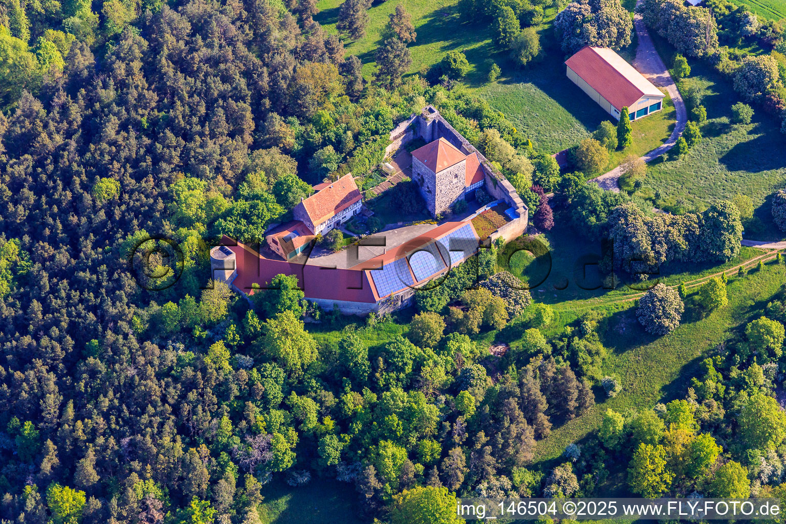 Vue oblique de Château de Brauneck avec toit photovoltaïque à le quartier Niedersteinach in Creglingen dans le département Bade-Wurtemberg, Allemagne