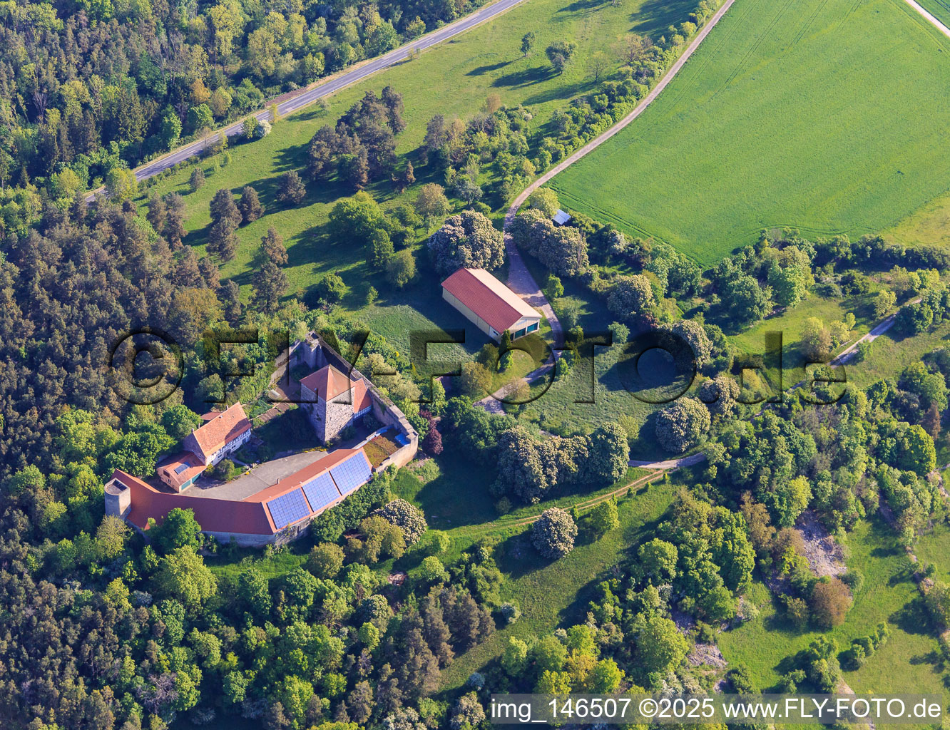 Château de Brauneck avec toit photovoltaïque à le quartier Niedersteinach in Creglingen dans le département Bade-Wurtemberg, Allemagne d'en haut