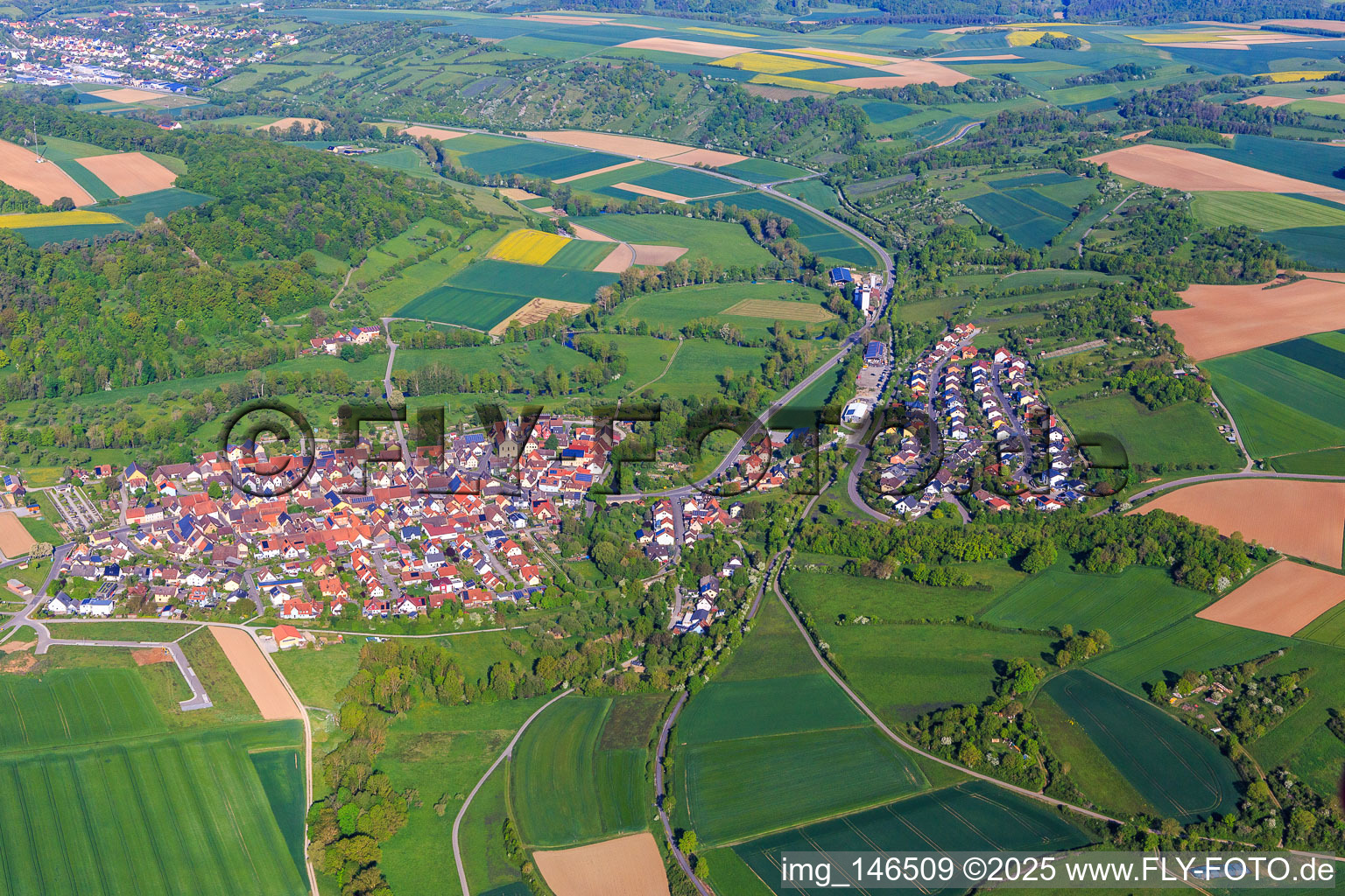 Vue aérienne de Vue d'ensemble des vallées de Gollach et de Tauber le matin depuis le sud-est à Bieberehren dans le département Bavière, Allemagne