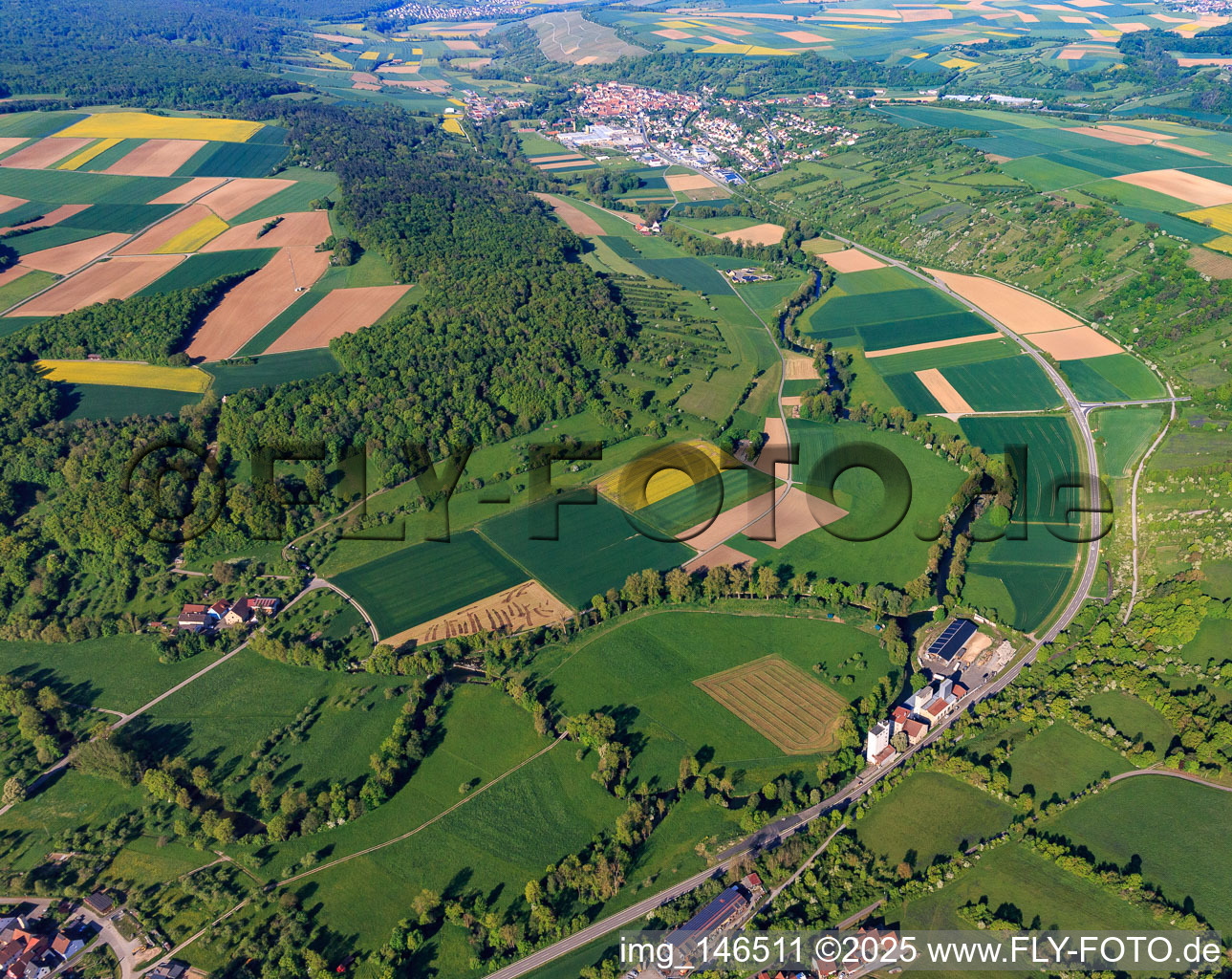Vue aérienne de Le cours sinueux de la Tauber vers Röttingen à Bieberehren dans le département Bavière, Allemagne