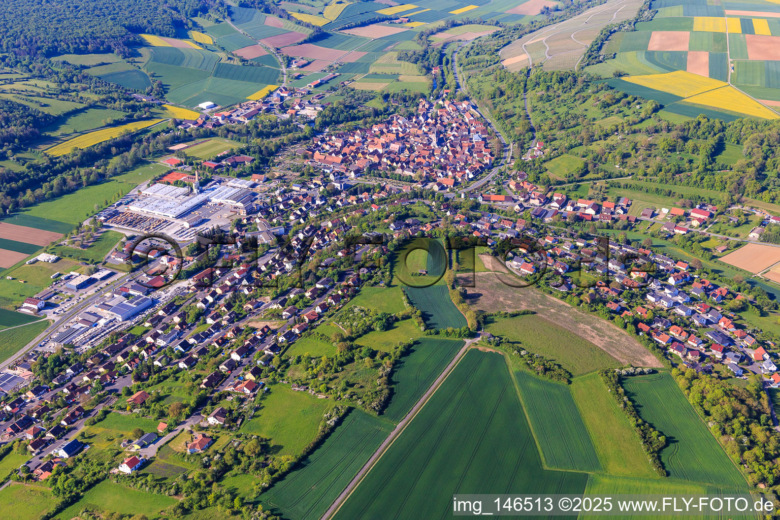 Vue aérienne de Vue d'ensemble du charmant Taubertal le matin depuis le nord-est à Röttingen dans le département Bavière, Allemagne