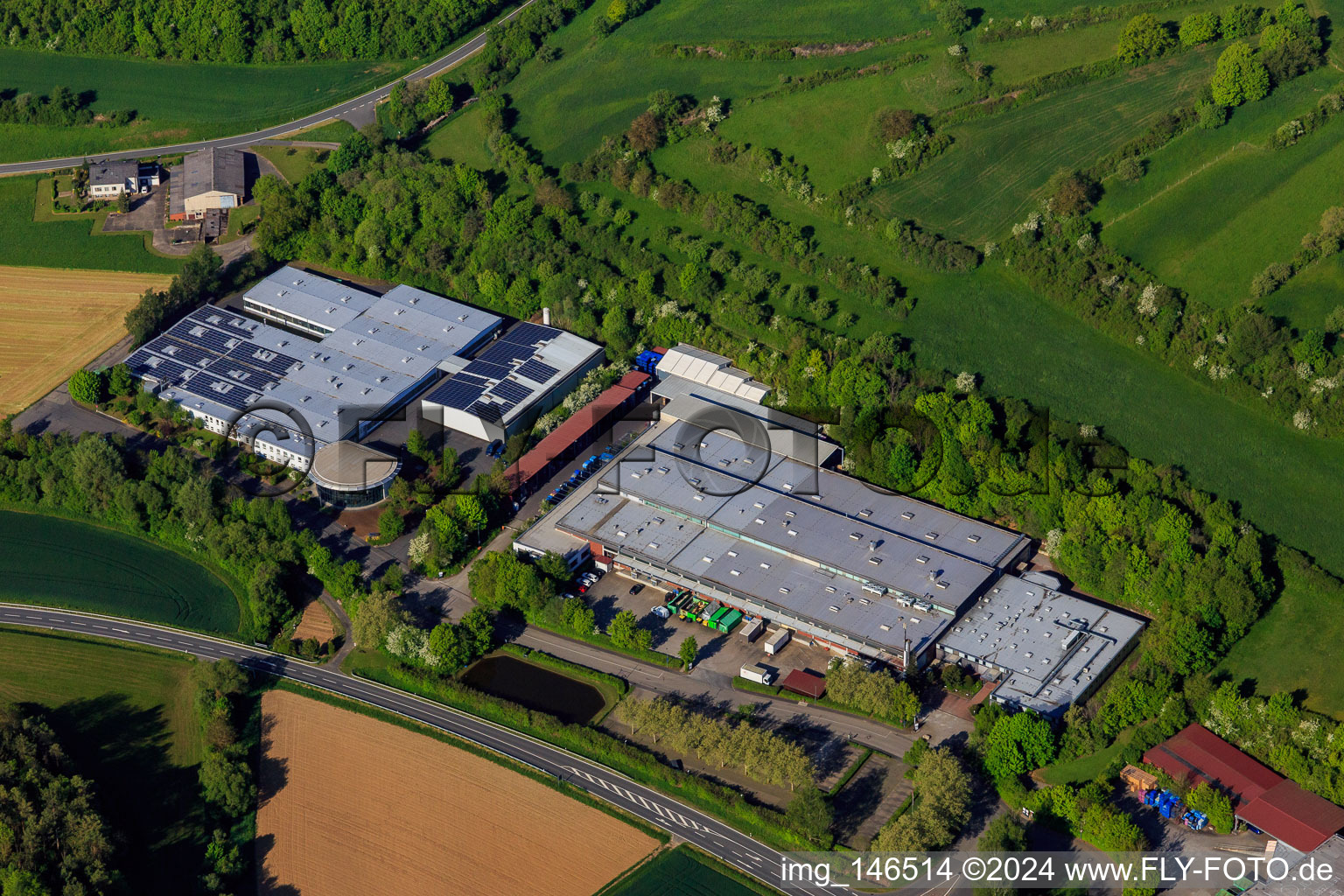 Vue aérienne de Zone industrielle Nord avec Winkler Design GmbH & Co., ITW Automotive Products GmbH et ITW Automotive Products GmbH - ITW Motion à Röttingen dans le département Bavière, Allemagne