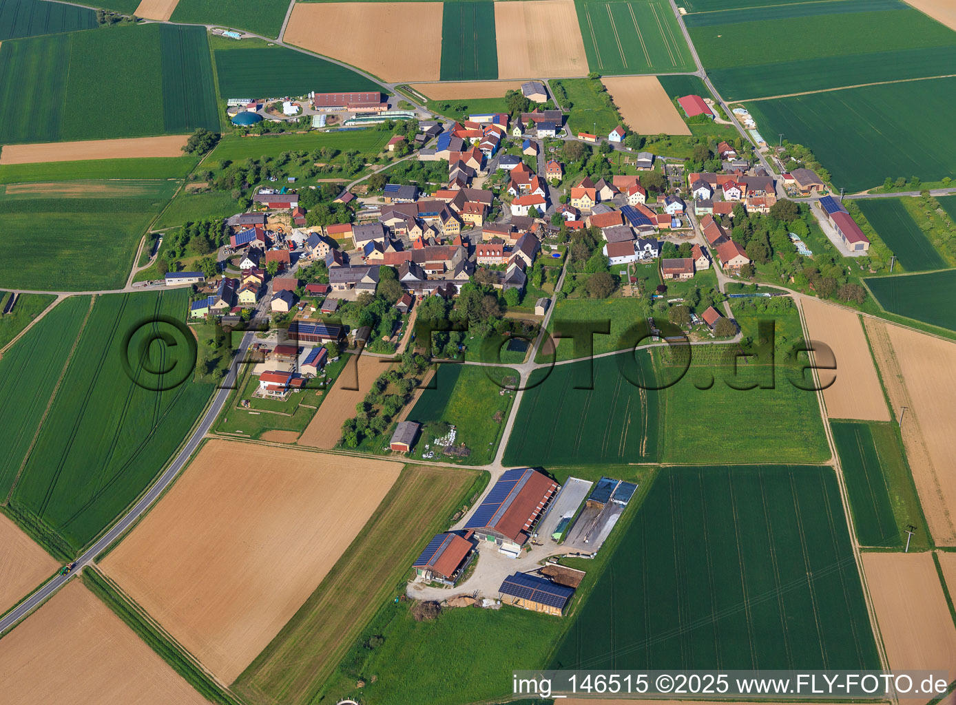 Vue aérienne de Vue d'ensemble du village le matin depuis l'est à le quartier Strüth in Röttingen dans le département Bavière, Allemagne