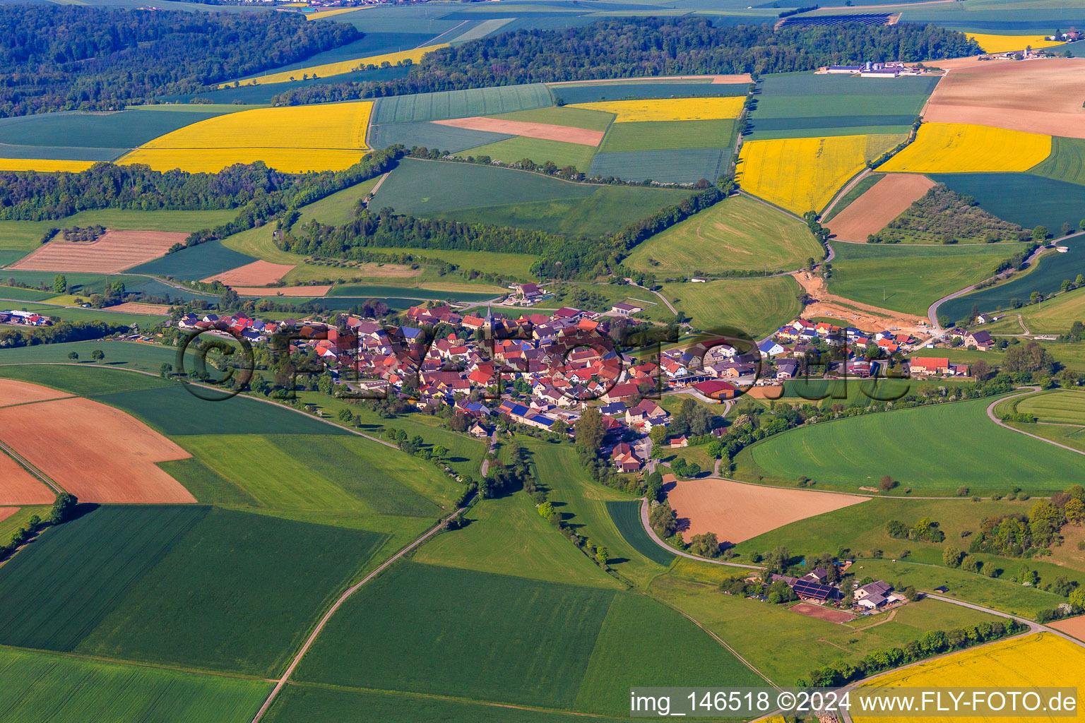 Vue aérienne de Aperçu matinal depuis le nord-est à le quartier Nassau in Weikersheim dans le département Bade-Wurtemberg, Allemagne