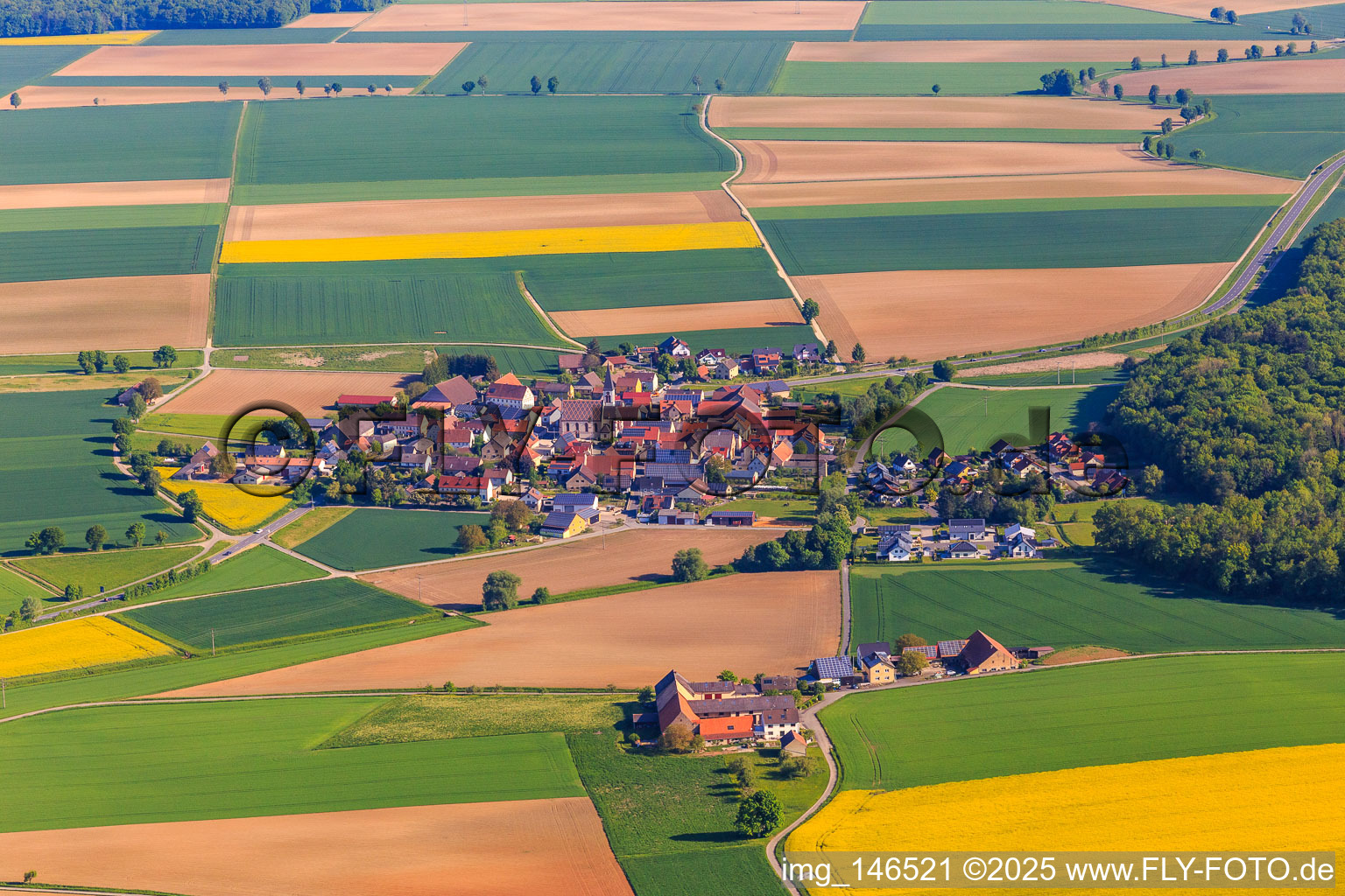 Vue aérienne de Vue matinale depuis le sud à le quartier Bernsfelden in Igersheim dans le département Bade-Wurtemberg, Allemagne
