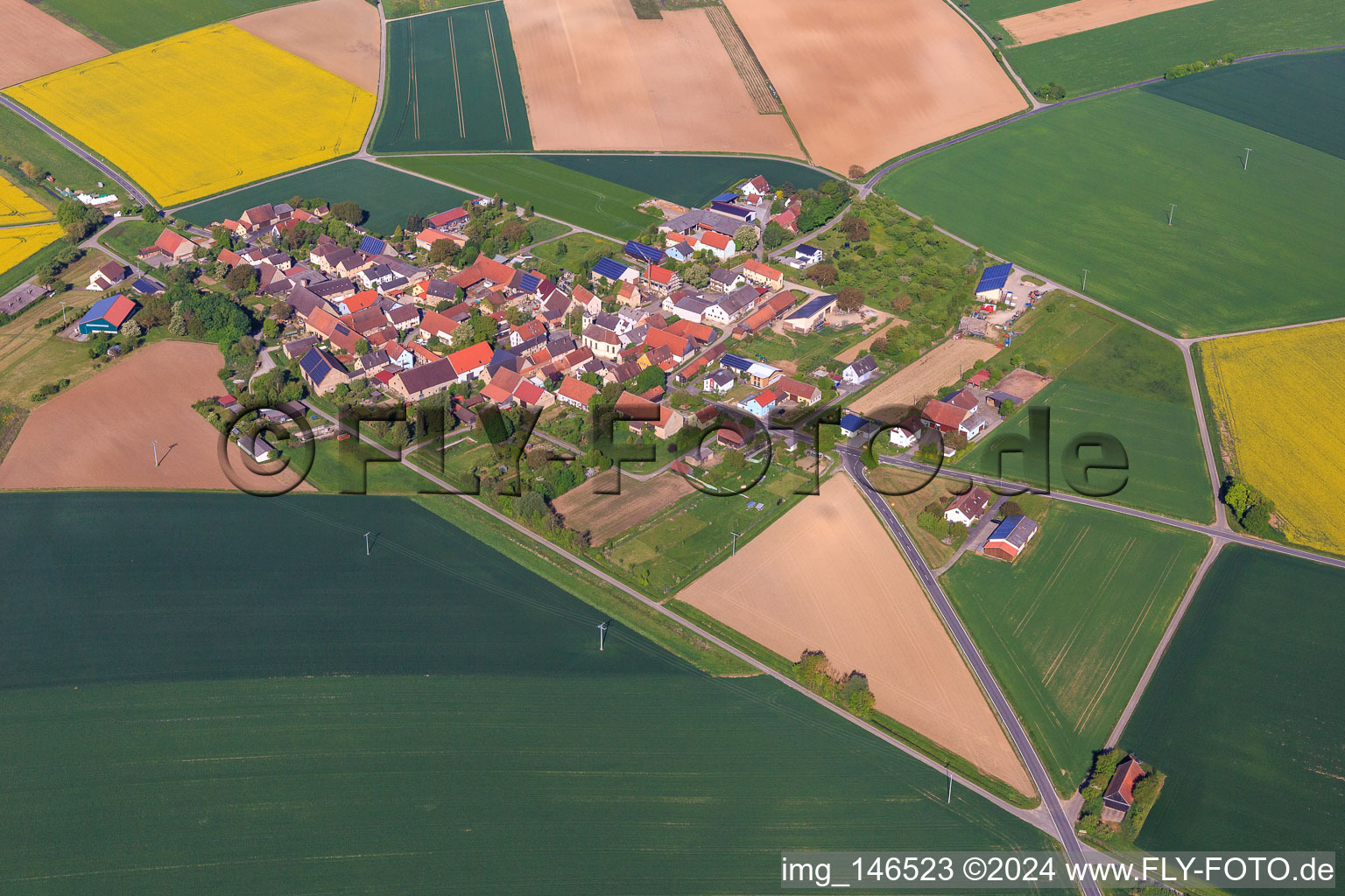 Vue aérienne de Vue d'ensemble du village le matin depuis l'est à le quartier Oesfeld in Bütthard dans le département Bavière, Allemagne