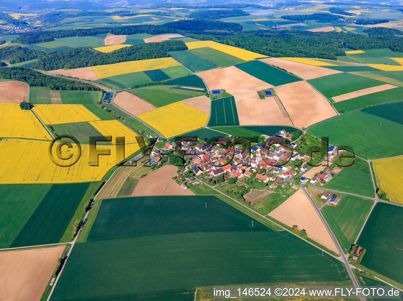 Vue aérienne de Vue d'ensemble du village le matin depuis le sud-est à le quartier Oesfeld in Bütthard dans le département Bavière, Allemagne