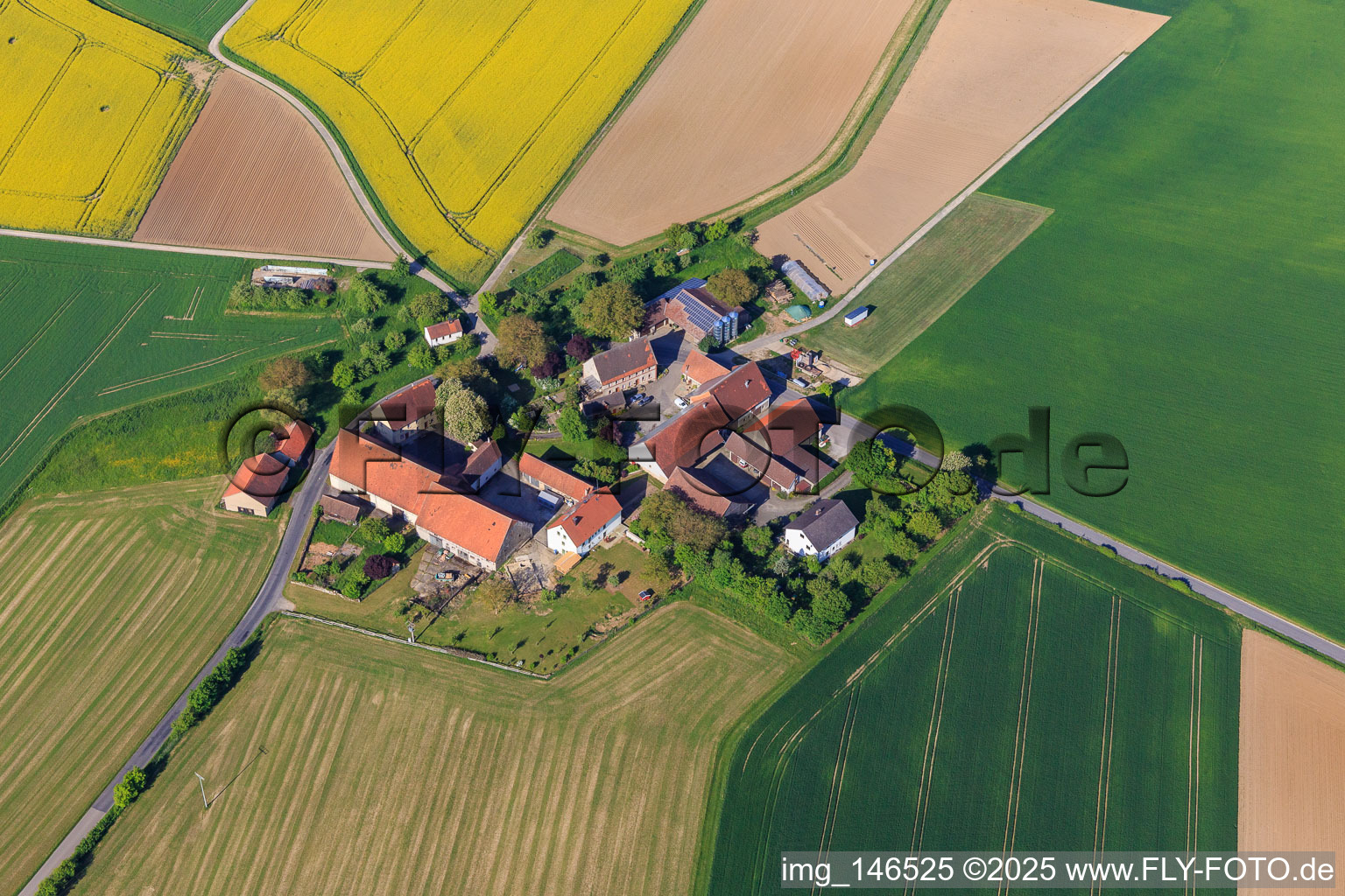 Vue aérienne de Quartier de Bowiesen avec la chapelle Bowiesen et Our Johannshof à le quartier Neubronn in Igersheim dans le département Bade-Wurtemberg, Allemagne
