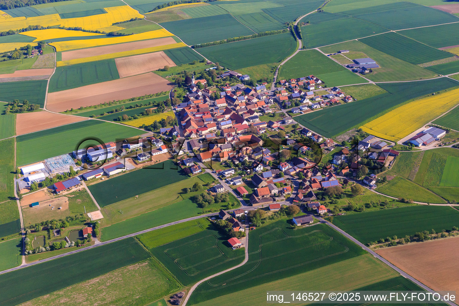 Vue aérienne de Vue d'ensemble du village le matin depuis le sud à le quartier Vilchband in Wittighausen dans le département Bade-Wurtemberg, Allemagne
