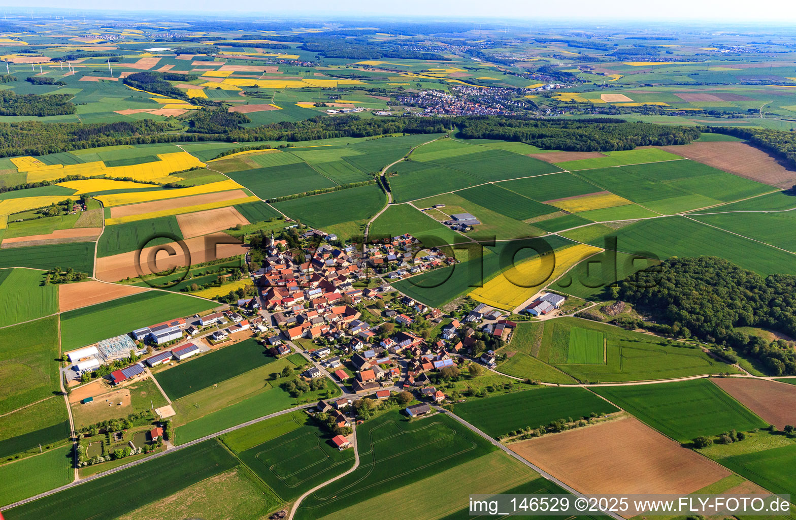Vue aérienne de Vue d'ensemble du village le matin depuis le sud-ouest à le quartier Vilchband in Wittighausen dans le département Bade-Wurtemberg, Allemagne
