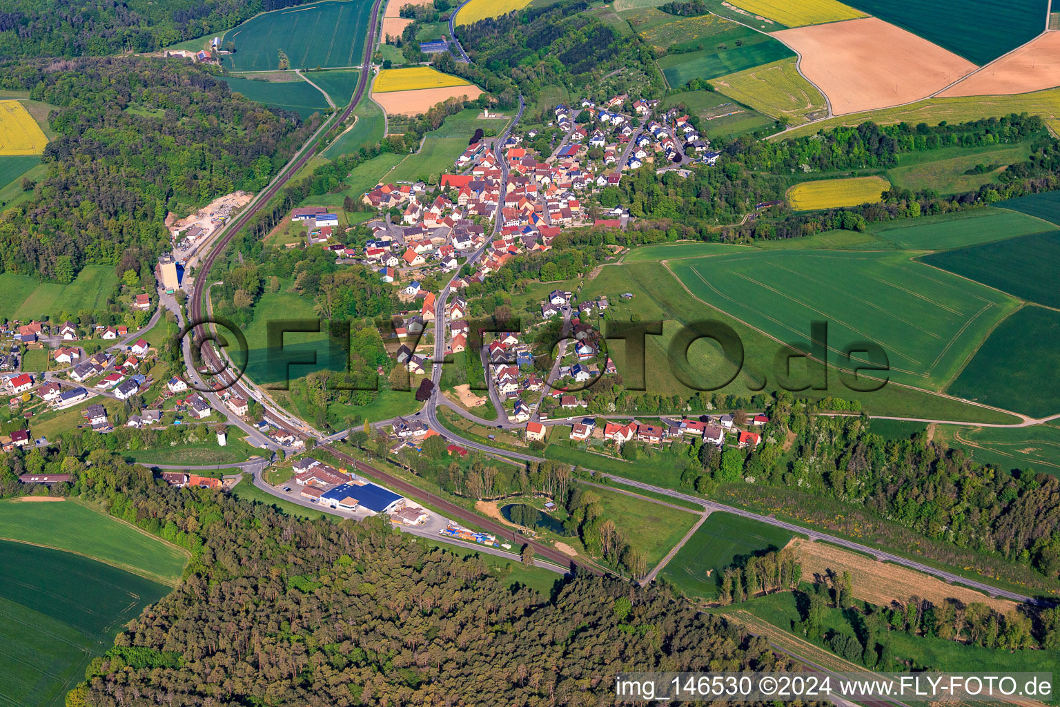 Vue aérienne de Vue d'ensemble de la vallée de la Tauber le matin depuis le sud-est à le quartier Zimmern in Grünsfeld dans le département Bade-Wurtemberg, Allemagne